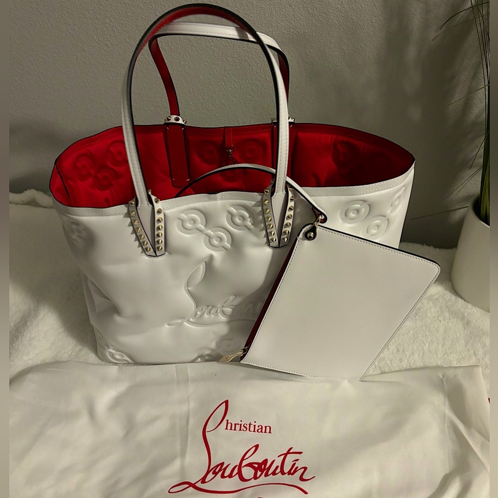 CHRISTIAN LOUBOUTIN 
Nappa Embossed Small East West Cabata Tote White
Size
